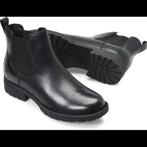 BARELY WORN Born Black Cove Chelsea Boots